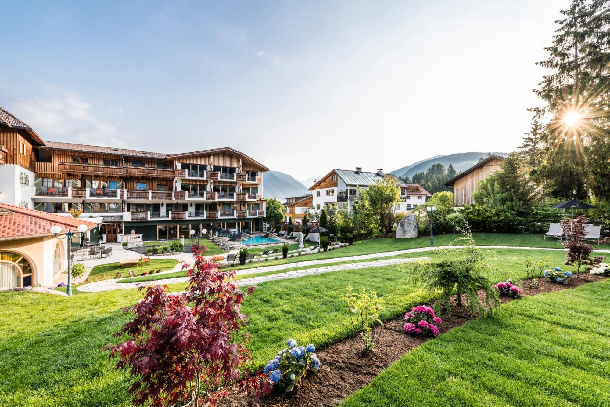 Mirabell Dolomites Hotel - Luxury Ayurveda & Spa Olang 外观 照片